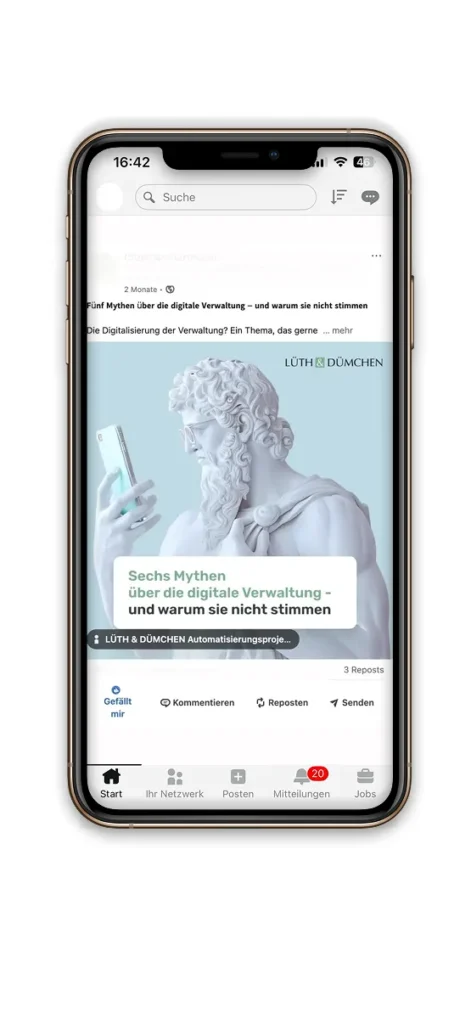Skulptur mit Smartphone vor digitaler Verwaltungsdiskussion